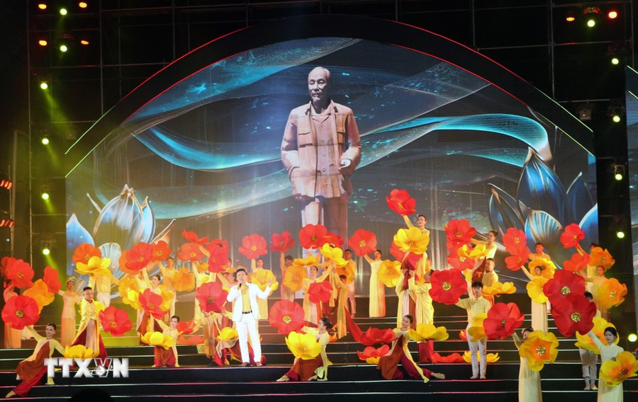 Chương trình cũng là dịp để quảng bá hình ảnh quê hương Nghệ An với cả nước và bạn bè quốc tế. (Ảnh: Bích Huệ/TTXVN) Chương trình cũng là dịp để quảng bá hình ảnh quê hương Nghệ An với cả nước và bạn bè quốc tế. (Ảnh: Bích Huệ/TTXVN)