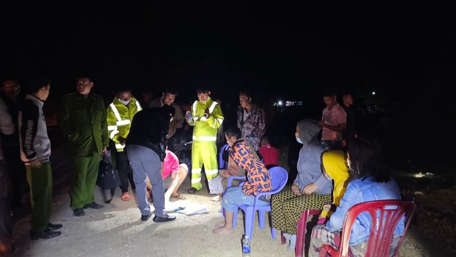 Lực lượng chức năng hỗ trợ các hành khách về quê Lực lượng chức năng hỗ trợ các hành khách về quê