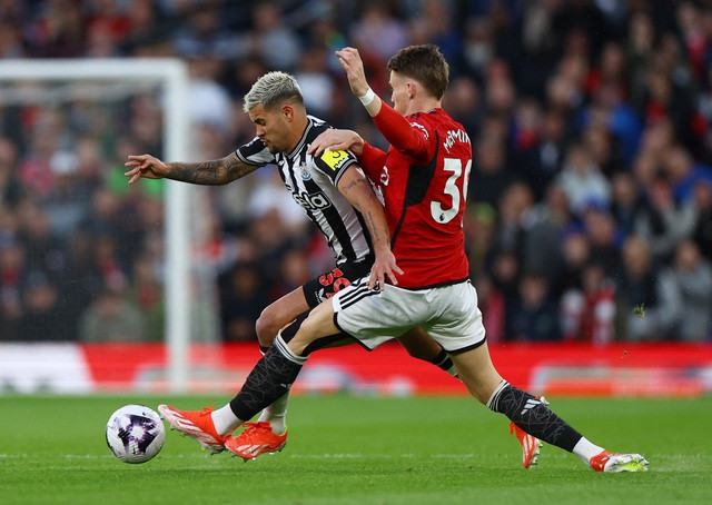 Newcastle thi đấu không khoan nhượng trên sân Old Trafford