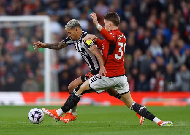 Newcastle thi đấu không khoan nhượng trên sân Old Trafford