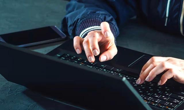 Nhiều người dùng internet xem nhẹ vấn đề bản quyền và thoải mái truy cập vào các trang phim lậu để xem những bộ phim mới nhất mà không mất tiền. ẢNH MINH HỌA: ALAMY Nhiều người dùng internet xem nhẹ vấn đề bản quyền và thoải mái truy cập vào các trang phim lậu để xem những bộ phim mới nhất mà không mất tiền. ẢNH MINH HỌA: ALAMY