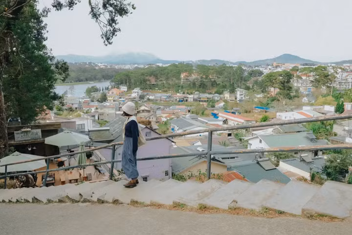 Một trong những lý do giới trẻ săn lùng dốc số 7 Trần Hưng Đạo bởi từ đây có thể chiêm ngưỡng vẻ đẹp lãng mạn của thành phố Đà Lạt. Một trong những lý do giới trẻ săn lùng dốc số 7 Trần Hưng Đạo bởi từ đây có thể chiêm ngưỡng vẻ đẹp lãng mạn của thành phố Đà Lạt.