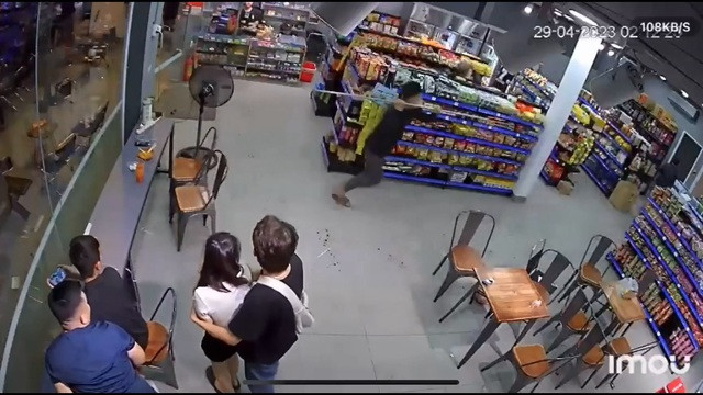 Nhóm giang hồ cầm cây ba chĩa xông vào truy sát. Ảnh: Nguyễn Tú Nhóm giang hồ cầm cây ba chĩa xông vào truy sát. Ảnh: Nguyễn Tú