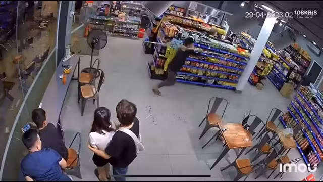 Nhóm giang hồ cầm cây ba chĩa xông vào truy sát. Ảnh: Nguyễn Tú