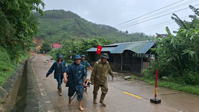 Lực lượng chức năng đang tập trung cứu hộ ở Yên Bái. Ảnh: Tuấn Minh Lực lượng chức năng đang tập trung cứu hộ ở Yên Bái. Ảnh: Tuấn Minh