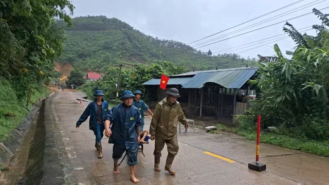 Lực lượng chức năng đang tập trung cứu hộ ở Yên Bái. Ảnh: Tuấn Minh