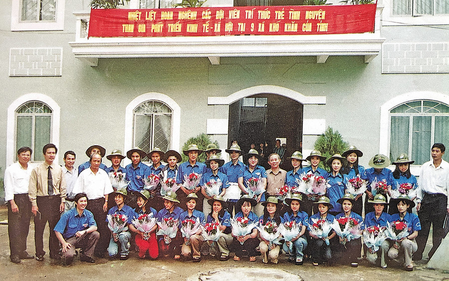 Đội trí thức trẻ tình nguyện trước giờ xuất quân về 9 xã đặc biệt khó khăn của tỉnh năm 2003 (Ảnh nhân vật cung cấp).
