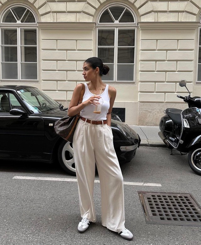 Một điểm cộng tiếp theo của quần cạp cao là hầu hết các thiết kế đều có chi tiết xếp ly. Chúng giúp người mặc cảm thấy thoải mái và không bị gò bó ở vùng bụng. Ngoài ra, ly quần được xem như một “tấm màn che” hữu hiệu cho những ai có vòng 2 “ngấn mỡ”. Vì thế, nếu vùng thắt lưng của bạn không mấy thon gọn thì đây là ứng cử viên phù hợp Một điểm cộng tiếp theo của quần cạp cao là hầu hết các thiết kế đều có chi tiết xếp ly. Chúng giúp người mặc cảm thấy thoải mái và không bị gò bó ở vùng bụng. Ngoài ra, ly quần được xem như một “tấm màn che” hữu hiệu cho những ai có vòng 2 “ngấn mỡ”. Vì thế, nếu vùng thắt lưng của bạn không mấy thon gọn thì đây là ứng cử viên phù hợp