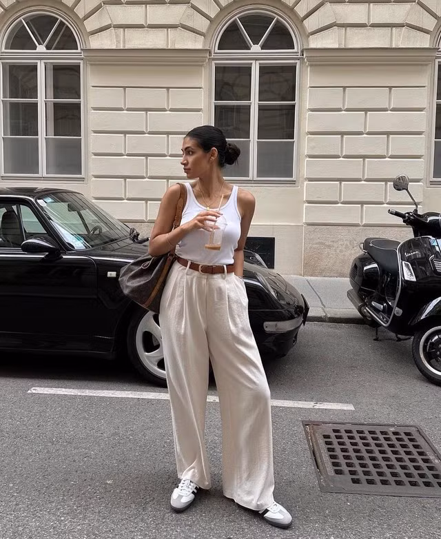 Một điểm cộng tiếp theo của quần cạp cao là hầu hết các thiết kế đều có chi tiết xếp ly. Chúng giúp người mặc cảm thấy thoải mái và không bị gò bó ở vùng bụng. Ngoài ra, ly quần được xem như một “tấm màn che” hữu hiệu cho những ai có vòng 2 “ngấn mỡ”. Vì thế, nếu vùng thắt lưng của bạn không mấy thon gọn thì đây là ứng cử viên phù hợp