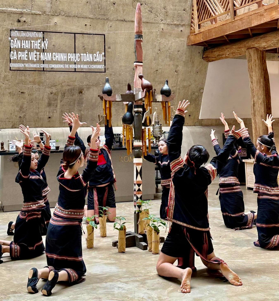 Tại Bảo tàng Thế giới cà phê, các nghệ nhân thực hiện lễ "Tạ ơn cà phê" thu hút được nhiều du khách theo dõi.