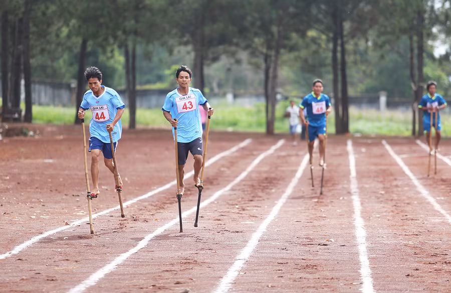 Các VĐV môn cà kheo so kè với nhau trên từng đường chạy. Ảnh: L.V.N