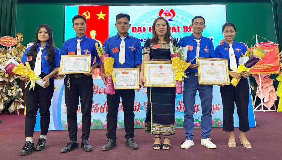 Chị Siu Phê-Bí thư Đoàn xã Bar Măih (thứ 3 từ phải qua) nhận giấy khen của Chủ tịch UBND huyện Chư Sê vì có thành tích xuất sắc trong công tác Đoàn và phong trào thanh thiếu nhi giai đoạn 2017-2022. Ảnh: Phan Lài Chị Siu Phê-Bí thư Đoàn xã Bar Măih (thứ 3 từ phải qua) nhận giấy khen của Chủ tịch UBND huyện Chư Sê vì có thành tích xuất sắc trong công tác Đoàn và phong trào thanh thiếu nhi giai đoạn 2017-2022. Ảnh: Phan Lài