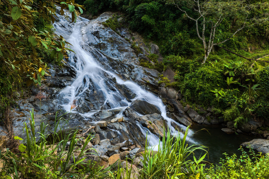 Tầng chính của thác Đăk Chè có thể nhìn thấy khi đứng trên đường Hồ Chí Minh, đoạn đèo Lò Xo Tầng chính của thác Đăk Chè có thể nhìn thấy khi đứng trên đường Hồ Chí Minh, đoạn đèo Lò Xo