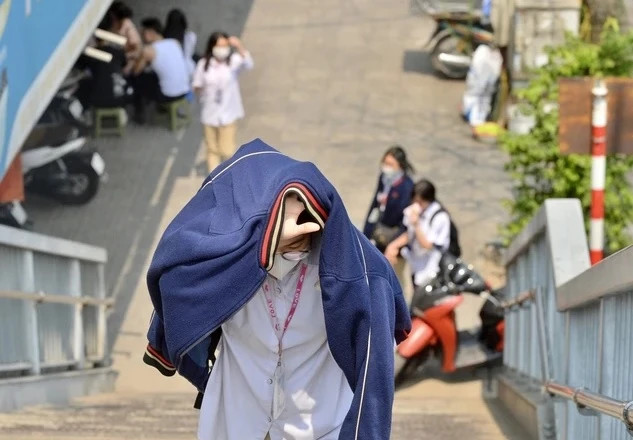 Thời tiết nắng nóng, học sinh có nguy cơ bị mệt mỏi, kiệt sức do mất nước qua mồ hôi. Ảnh: NHẬT THỊNH