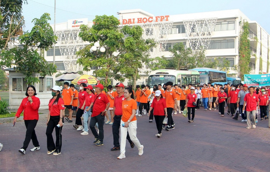 Hơn 2.000 người là cán bộ, công chức, viên chức, lao động, học sinh, sinh viên, hội viên, tình nguyện viên Chữ thập Đỏ trên địa bàn Cần Thơ tham dự Tháng Nhân đạo năm 2024 và Chương trình đi bộ tập thể hưởng ứng chiến dịch “Triệu bước chân nhân ái”. (Ảnh: Trung Kiên/TTXVN) Hơn 2.000 người là cán bộ, công chức, viên chức, lao động, học sinh, sinh viên, hội viên, tình nguyện viên Chữ thập Đỏ trên địa bàn Cần Thơ tham dự Tháng Nhân đạo năm 2024 và Chương trình đi bộ tập thể hưởng ứng chiến dịch “Triệu bước chân nhân ái”. (Ảnh: Trung Kiên/TTXVN)