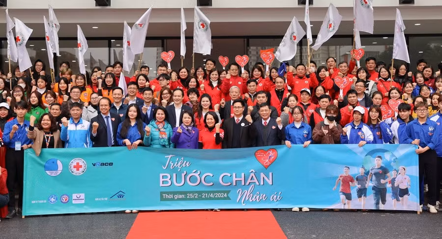 Đại biểu cán bộ, hội viên, tình nguyện viên Chữ thập Đỏ cùng sinh viên đi bộ hưởng ứng ngay sau phát động Chiến dịch "Triệu Bước chân nhân ái". (Ảnh: Thanh Tùng/TTXVN)