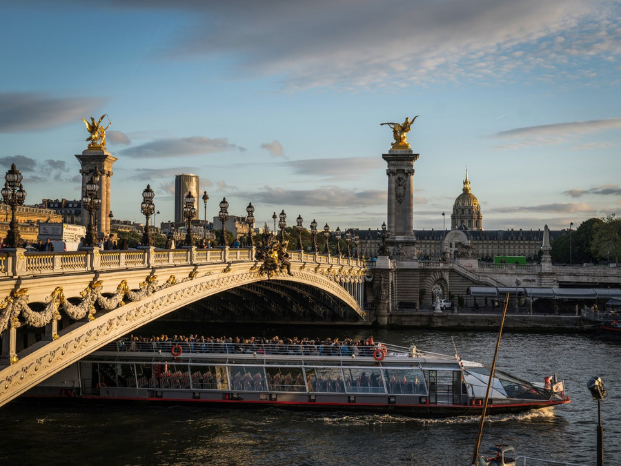 Cây cầu nổi tiếng nhất Paris là Le Pont Alexandre III, kết nối cung điện Place des Invalides và Champs-Elysees với nhiều chi tiết cầu kỳ, đẹp mắt. Cây cầu được xây năm 1900, như một bảo tàng ngoài trời với nhiều tác phẩm điêu khắc bằng vàng và đồng. Ảnh NYT Cây cầu nổi tiếng nhất Paris là Le Pont Alexandre III, kết nối cung điện Place des Invalides và Champs-Elysees với nhiều chi tiết cầu kỳ, đẹp mắt. Cây cầu được xây năm 1900, như một bảo tàng ngoài trời với nhiều tác phẩm điêu khắc bằng vàng và đồng. Ảnh NYT