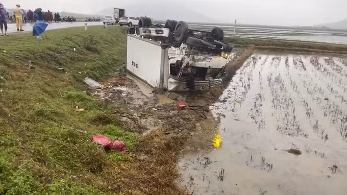 Ô tô tải bị lật nhào xuống ruộng sau tai nạn