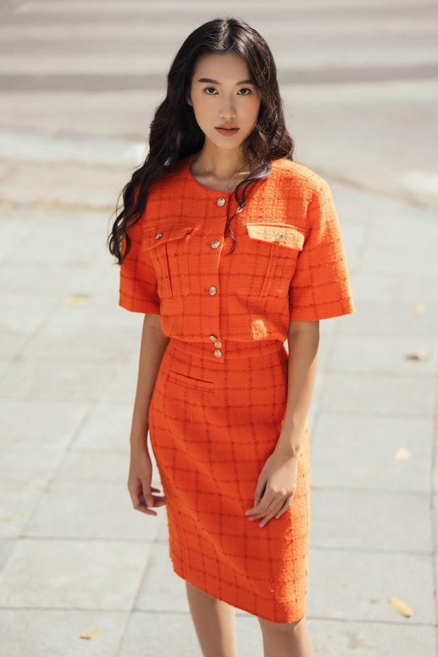 Mạnh mẽ, trẻ trung thời thượng trong bộ cánh màu cam, Doãn Hải My không chỉ khoe nhan sắc ngọt ngào mà còn đưa đến những gợi ý tuyệt vời cho tủ đồ thời trang thu đông Mạnh mẽ, trẻ trung thời thượng trong bộ cánh màu cam, Doãn Hải My không chỉ khoe nhan sắc ngọt ngào mà còn đưa đến những gợi ý tuyệt vời cho tủ đồ thời trang thu đông