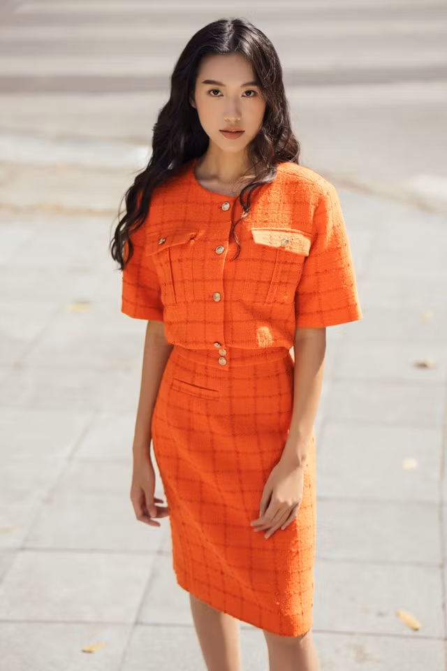 Mạnh mẽ, trẻ trung thời thượng trong bộ cánh màu cam, Doãn Hải My không chỉ khoe nhan sắc ngọt ngào mà còn đưa đến những gợi ý tuyệt vời cho tủ đồ thời trang thu đông