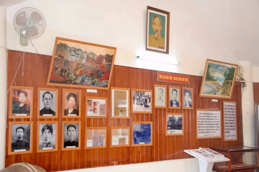 Tại Ngục Kon Tum đã từng nổ ra nhiều cuộc biểu tình của các chiến sĩ cách mạng. Điển hình là cuộc đấu tranh Lưu Huyết ngày 12/12/1931 và cuộc đấu tranh Tuyệt Thực diễn ra từ ngày 12-16/12/1931 để phản đối việc bắt tù nhân đi làm đường 14 trong điều kiện vô cùng cực khổ. Tại Ngục Kon Tum đã từng nổ ra nhiều cuộc biểu tình của các chiến sĩ cách mạng. Điển hình là cuộc đấu tranh Lưu Huyết ngày 12/12/1931 và cuộc đấu tranh Tuyệt Thực diễn ra từ ngày 12-16/12/1931 để phản đối việc bắt tù nhân đi làm đường 14 trong điều kiện vô cùng cực khổ.