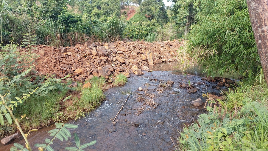 Đất đá từ lòng suối Ia Châm bị múc lên thành bờ. Ảnh: Nguyễn Diệp