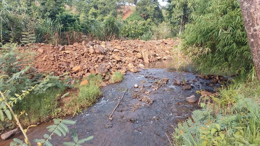 Đất đá từ lòng suối Ia Châm bị múc lên thành bờ. Ảnh: Nguyễn Diệp