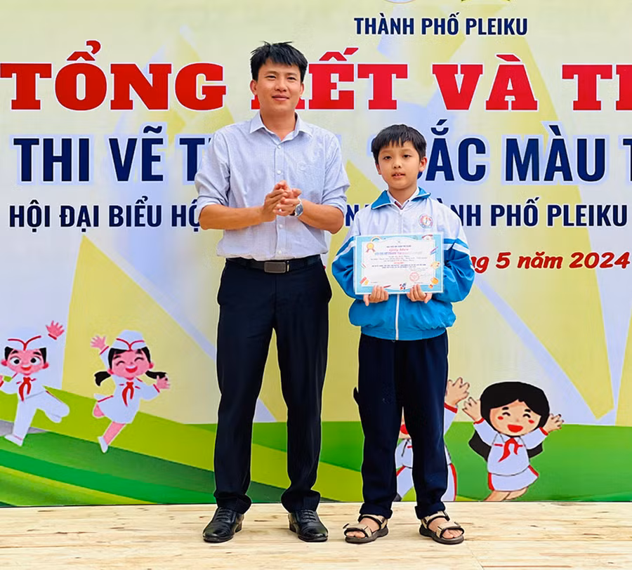 Bí thư Thành Đoàn Pleiku Thái Giang Nam trao giải nhất khối tiểu học cho đại diện Liên đội Trường Tiểu học Lê Hồng Phong. Ảnh: M.N