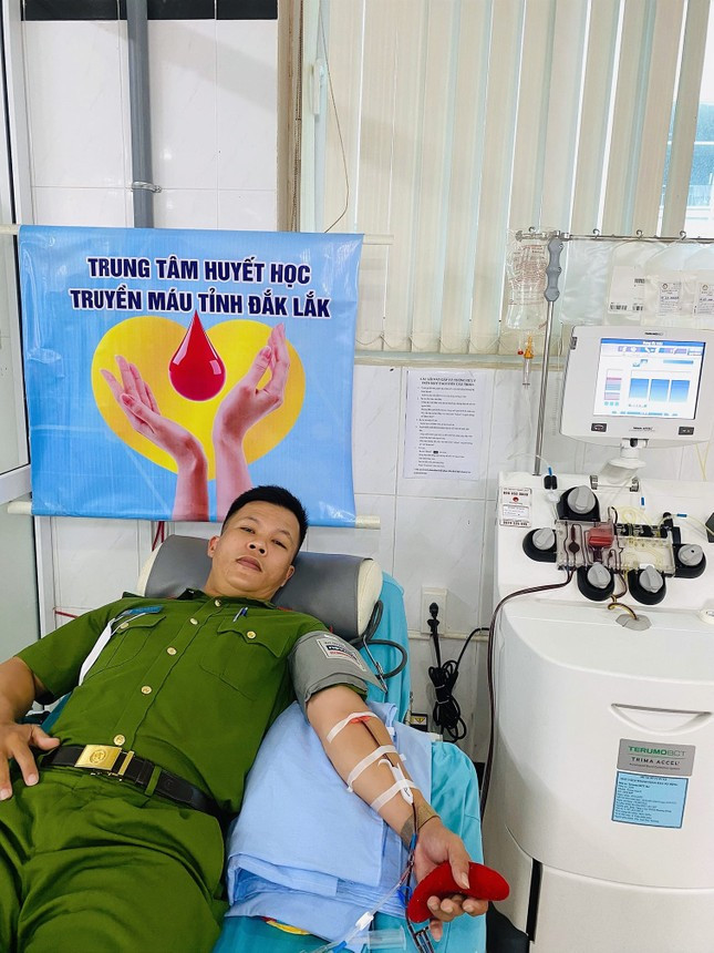 Đại úy Đinh Văn Giáp có 7 lần hiến tiểu cầu.