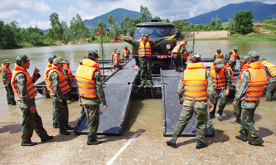 Lữ đoàn Công binh 7 (Quân đoàn 3) huấn luyện vượt sông bằng phương tiện xuồng VS 1500. Ảnh: Vĩnh Hoàng Lữ đoàn Công binh 7 (Quân đoàn 3) huấn luyện vượt sông bằng phương tiện xuồng VS 1500. Ảnh: Vĩnh Hoàng