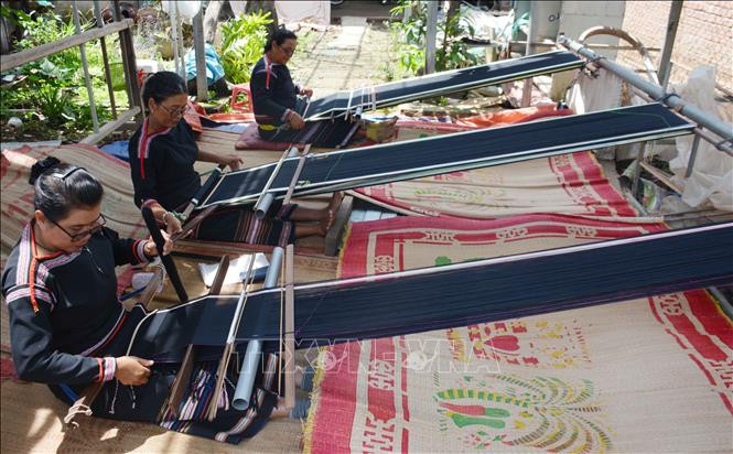 Các nghệ nhân ở thị trấn Liên Sơn, huyện Lắk, tỉnh Đắk Lắk giữ gìn và phát huy nghề dệt thổ cẩm truyền thống và kiếm thêm thu nhập.