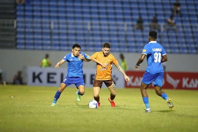 HAGL chiếm ưu thế trước đội chủ nhà Quảng Nam. Ảnh ĐÔNG NGHI HAGL chiếm ưu thế trước đội chủ nhà Quảng Nam. Ảnh ĐÔNG NGHI