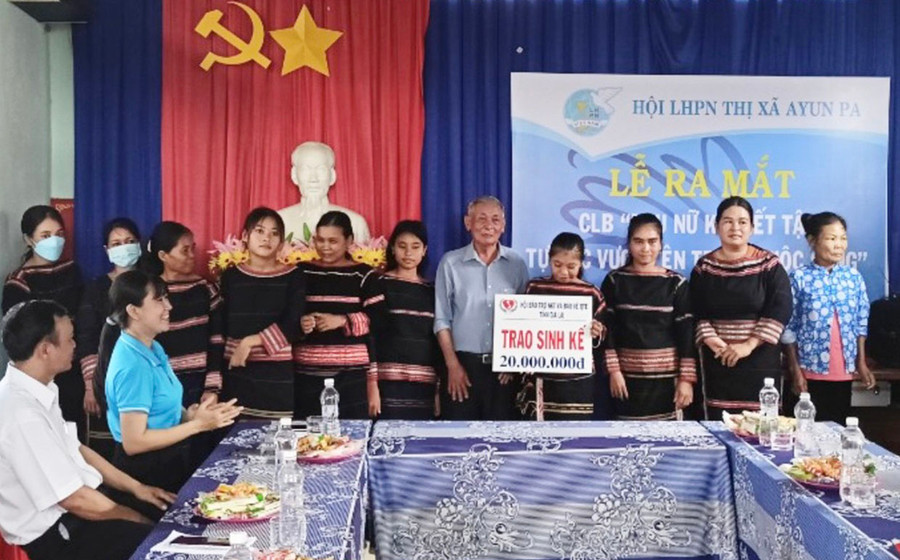 Hội LHPN thị xã Ayun Pa ra mắt Câu lạc bộ “Phụ nữ khuyết tật tự lực vươn lên trong cuộc sống”. Ảnh: N.H Hội LHPN thị xã Ayun Pa ra mắt Câu lạc bộ “Phụ nữ khuyết tật tự lực vươn lên trong cuộc sống”. Ảnh: N.H