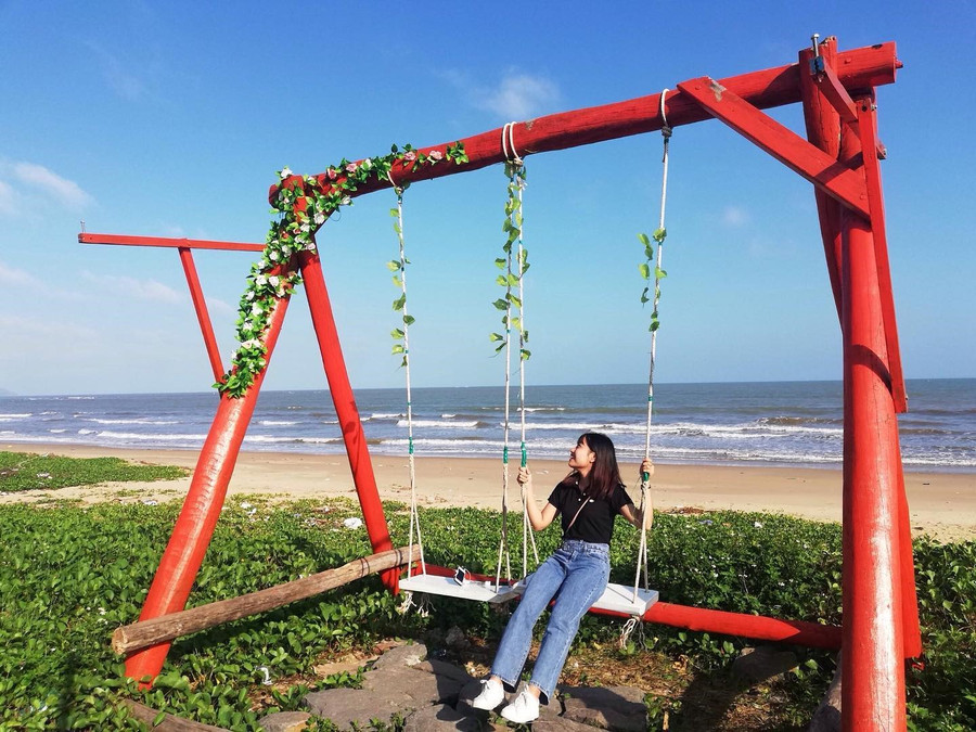 Làng chài Cảnh Dương có bờ biển xanh thơ mộng bao quanh. Ảnh: Mia