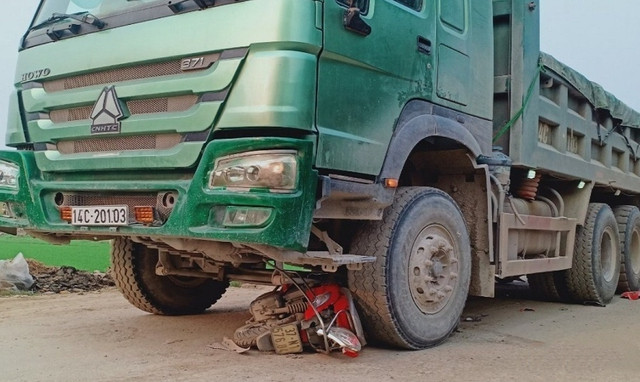Xe máy bị cuốn vào gầm xe tải. Ảnh: C.T.V Xe máy bị cuốn vào gầm xe tải. Ảnh: C.T.V