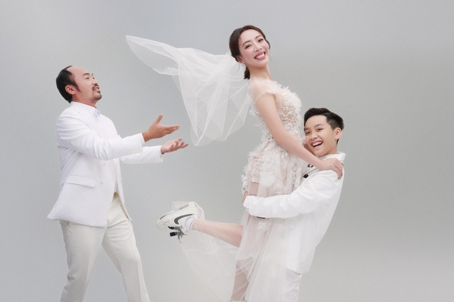 Thành công trong lĩnh vực nghệ thuật, Thu Trang - Tiến Luật khiến nhiều người ngưỡng mộ bởi tổ ấm hạnh phúc. Hơn 12 năm gắn bó, “quả ngọt" cả hai nhận được là cậu con trai 10 tuổi. Sau khi hoàn thành việc quảng bá cho phim Con Nhót mót chồng, bộ đôi nghệ sĩ dành thời gian chăm sóc, bên cạnh Andy. Ảnh: NVCC Thành công trong lĩnh vực nghệ thuật, Thu Trang - Tiến Luật khiến nhiều người ngưỡng mộ bởi tổ ấm hạnh phúc. Hơn 12 năm gắn bó, “quả ngọt" cả hai nhận được là cậu con trai 10 tuổi. Sau khi hoàn thành việc quảng bá cho phim Con Nhót mót chồng, bộ đôi nghệ sĩ dành thời gian chăm sóc, bên cạnh Andy. Ảnh: NVCC