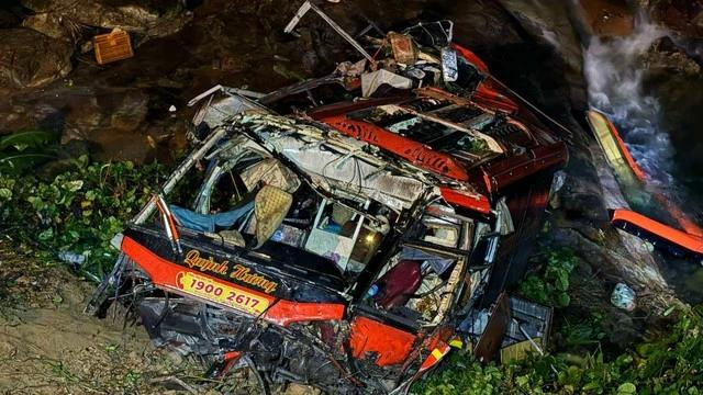 Xe khách biến dạng hoàn toàn sau khi lao xuống vực sâu. Ảnh: Đ.X Xe khách biến dạng hoàn toàn sau khi lao xuống vực sâu. Ảnh: Đ.X