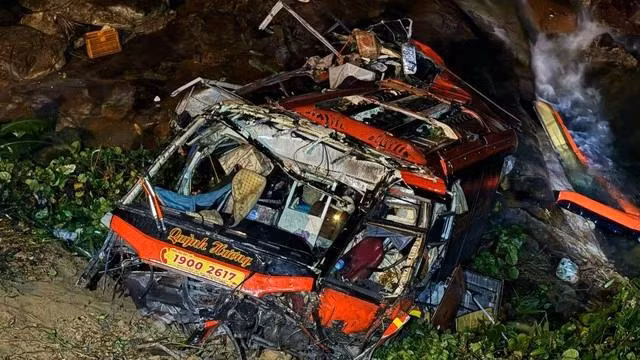 Xe khách biến dạng hoàn toàn sau khi lao xuống vực sâu. Ảnh: Đ.X