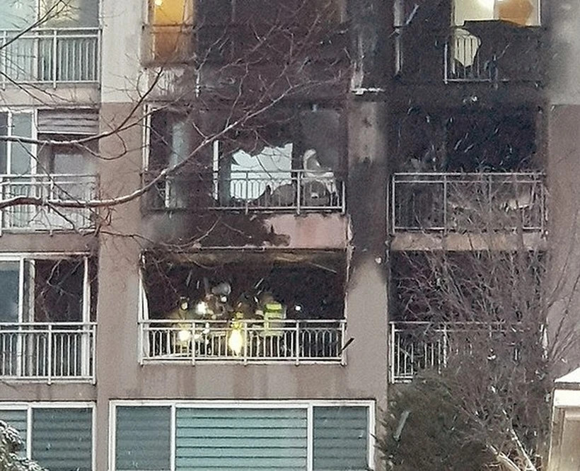 Trong quá trình sơ tán khỏi tòa nhà, 28 người bị chấn thương, trong đó có nhiều người bị ngạt khói. (Nguồn: Yonhap) Trong quá trình sơ tán khỏi tòa nhà, 28 người bị chấn thương, trong đó có nhiều người bị ngạt khói. (Nguồn: Yonhap)