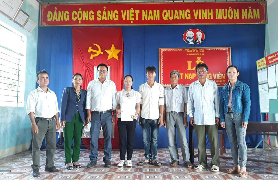 Từ năm 2020 đến nay, Ban Thường vụ Huyện ủy Chư Pưh đã kết nạp 234 quần chúng ưu tú vào Đảng với tỷ lệ kết nạp đảng viên mới hàng năm đều vượt chỉ tiêu đề ra. Ảnh: Quang Tấn Từ năm 2020 đến nay, Ban Thường vụ Huyện ủy Chư Pưh đã kết nạp 234 quần chúng ưu tú vào Đảng với tỷ lệ kết nạp đảng viên mới hàng năm đều vượt chỉ tiêu đề ra. Ảnh: Quang Tấn