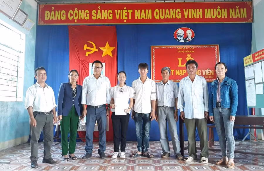 Từ năm 2020 đến nay, Ban Thường vụ Huyện ủy Chư Pưh đã kết nạp 234 quần chúng ưu tú vào Đảng với tỷ lệ kết nạp đảng viên mới hàng năm đều vượt chỉ tiêu đề ra. Ảnh: Quang Tấn