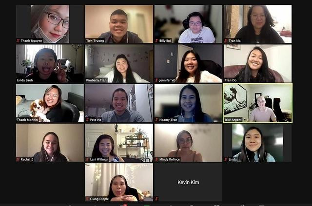 Nhiều người trẻ gốc Việt đang tham gia học tiếng Việt tại VieTalk Nhiều người trẻ gốc Việt đang tham gia học tiếng Việt tại VieTalk