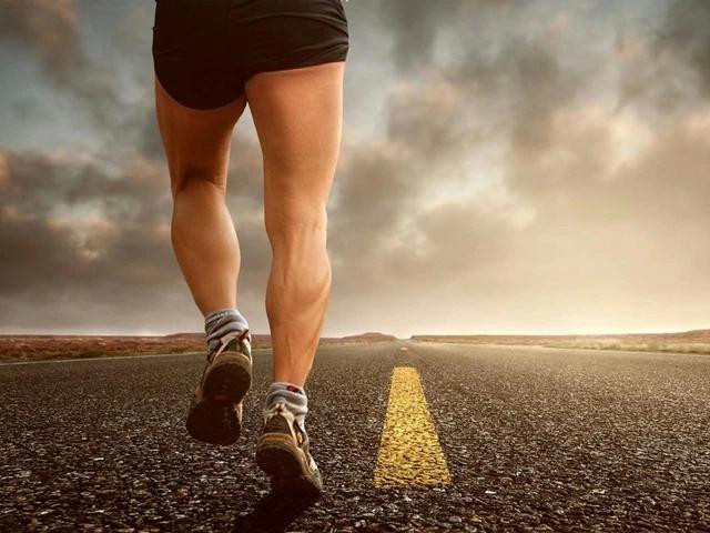 Rèn luyện sức mạnh cho cơ chân, đặc biệt là các cơ quanh đầu gối, sẽ giúp giảm tải áp lực lên khớp và giảm rủi ro chấn thương khi chạy. Ảnh: PEXELS