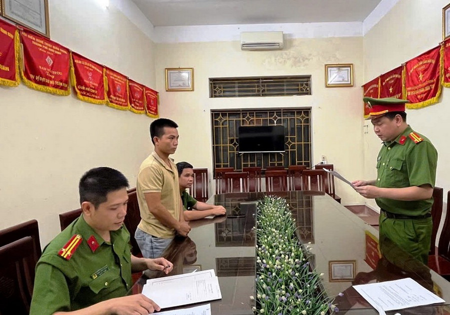 Cơ quan Cảnh sát Điều tra công bố Quyết định khởi tố bị can đối với Lô Văn Quốc. (Ảnh: Công an Ninh Bình) Cơ quan Cảnh sát Điều tra công bố Quyết định khởi tố bị can đối với Lô Văn Quốc. (Ảnh: Công an Ninh Bình)