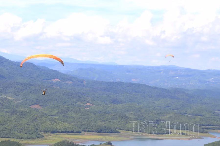 Dù lượn bay trên hồ Tà Đùng, huyện Đắk Glong
