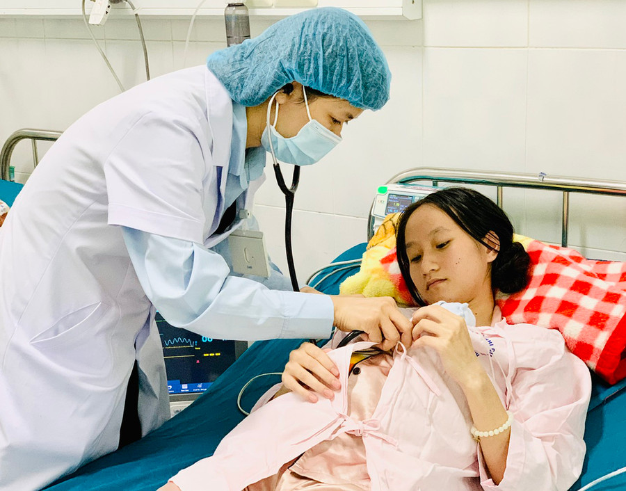 Kangaroo là phương pháp chăm sóc trẻ sinh non hoặc nhẹ cân mang lại nhiều lợi ích cho mẹ và bé. Ảnh: N.N