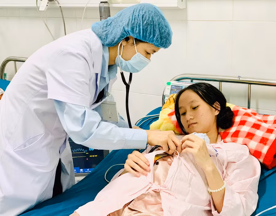 Kangaroo là phương pháp chăm sóc trẻ sinh non hoặc nhẹ cân mang lại nhiều lợi ích cho mẹ và bé. Ảnh: N.N