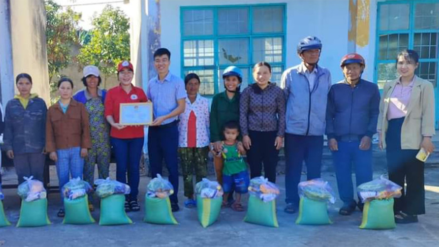 Đoàn công tác tặng quà cho người dân tộc thiểu số nghèo, người già bệnh tật của xã Đak Rong, huyện Kbang. Ảnh: Hồng Ngọc