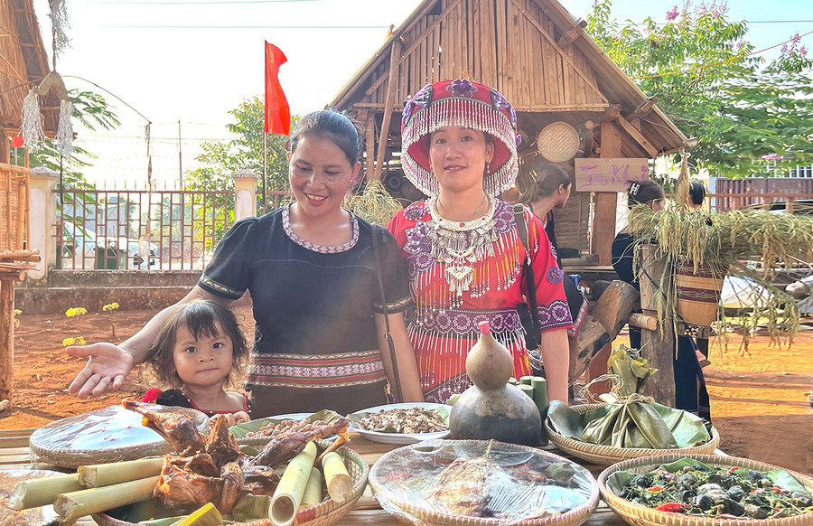 Chị Siu Quỳnh (bìa trái) giới thiệu một số món ăn đặc trưng của người Jrai. Ảnh: M.C Chị Siu Quỳnh (bìa trái) giới thiệu một số món ăn đặc trưng của người Jrai. Ảnh: M.C