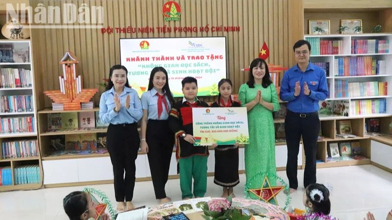 Anh Bùi Quang Huy, Bí thư thứ nhất Trung ương Đoàn và chị Nguyễn Phạm Duy Trang, Bí thư Trung ương Đoàn, Chủ tịch Hội đồng Đội Trung ương trao tặng công trình “Không gian đọc sách, tương tác và sinh hoạt Đội” cho lãnh đạo Trường Tiểu học Võ Thị Sáu. Anh Bùi Quang Huy, Bí thư thứ nhất Trung ương Đoàn và chị Nguyễn Phạm Duy Trang, Bí thư Trung ương Đoàn, Chủ tịch Hội đồng Đội Trung ương trao tặng công trình “Không gian đọc sách, tương tác và sinh hoạt Đội” cho lãnh đạo Trường Tiểu học Võ Thị Sáu.